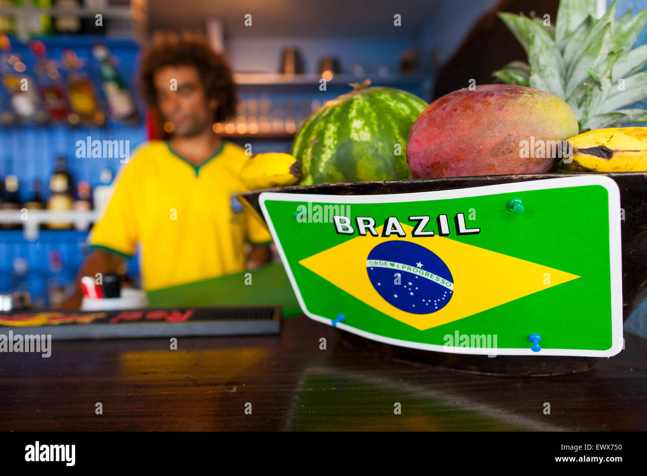 Una Bandera Brasilena Aparece En Un Cuenco De Frutas Tropicales En Un Bar Con Un Camarero Llevando Una Camiseta De Futbol De Costa Rica Tamarindo Fotografia De Stock Alamy