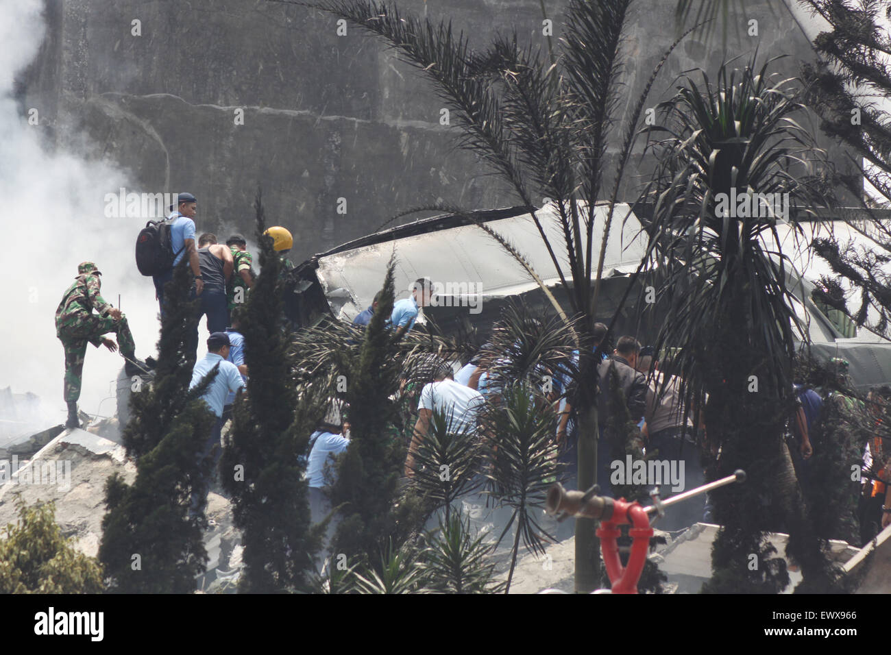 De Medan, Indonesia. 30 de junio de 2015. Hercules C-130 Hércules avión pertenece a la fuerza aérea se estrelló en Medan, Sumatra del Norte fueron 142 personas fueron víctimas de este accidente de avión, además de aviones militares también subieron a los civiles. © Ahmad Ridwan Nasution/Pacific Press/Alamy Live News Foto de stock