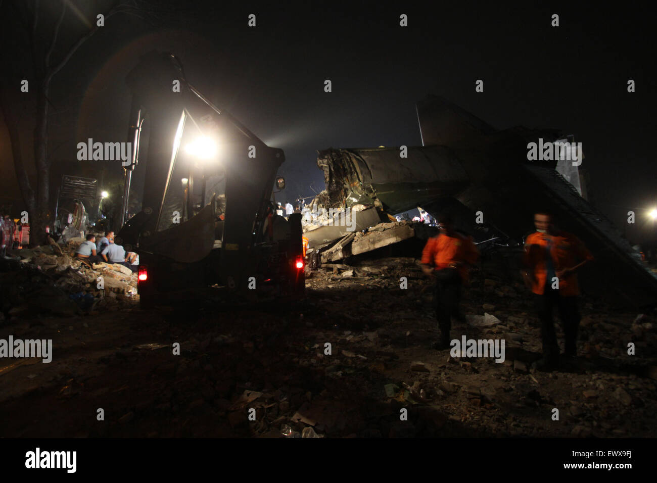 De Medan, Indonesia. 30 de junio de 2015. Hercules C-130 Hércules avión pertenece a la fuerza aérea se estrelló en Medan, Sumatra del Norte fueron 142 personas fueron víctimas de este accidente de avión, además de aviones militares también subieron a los civiles. © Ahmad Ridwan Nasution/Pacific Press/Alamy Live News Foto de stock