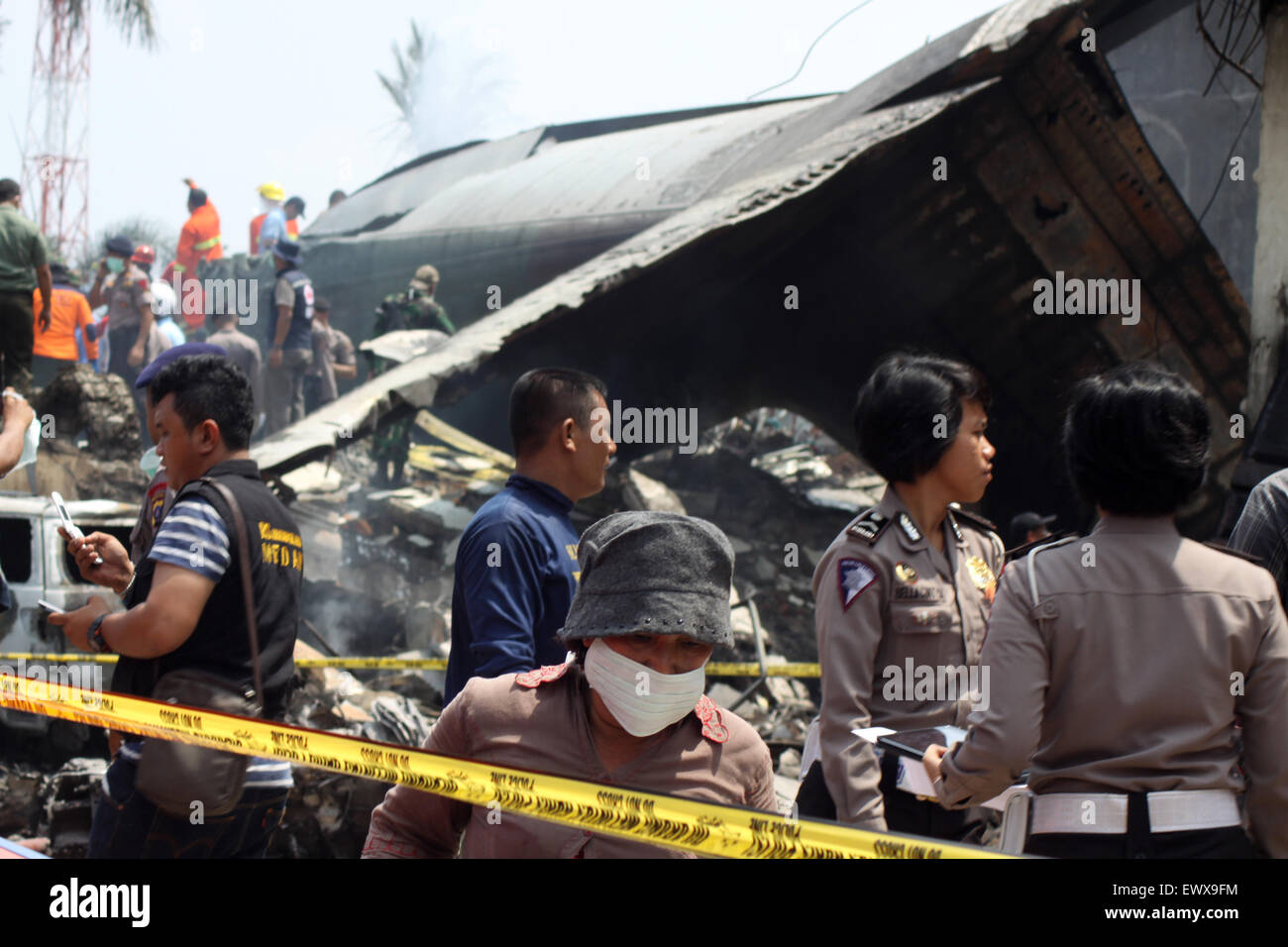 De Medan, Indonesia. 30 de junio de 2015. Hercules C-130 Hércules avión pertenece a la fuerza aérea se estrelló en Medan, Sumatra del Norte fueron 142 personas fueron víctimas de este accidente de avión, además de aviones militares también subieron a los civiles. © Ahmad Ridwan Nasution/Pacific Press/Alamy Live News Foto de stock