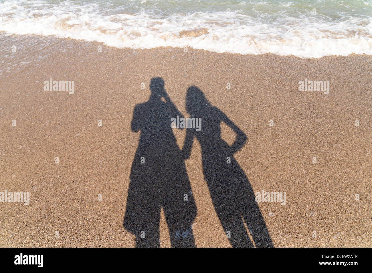 Eficiente Reclamación Ficticio Sombra de la feliz pareja tomando fotos en la playa Fotografía de stock -  Alamy