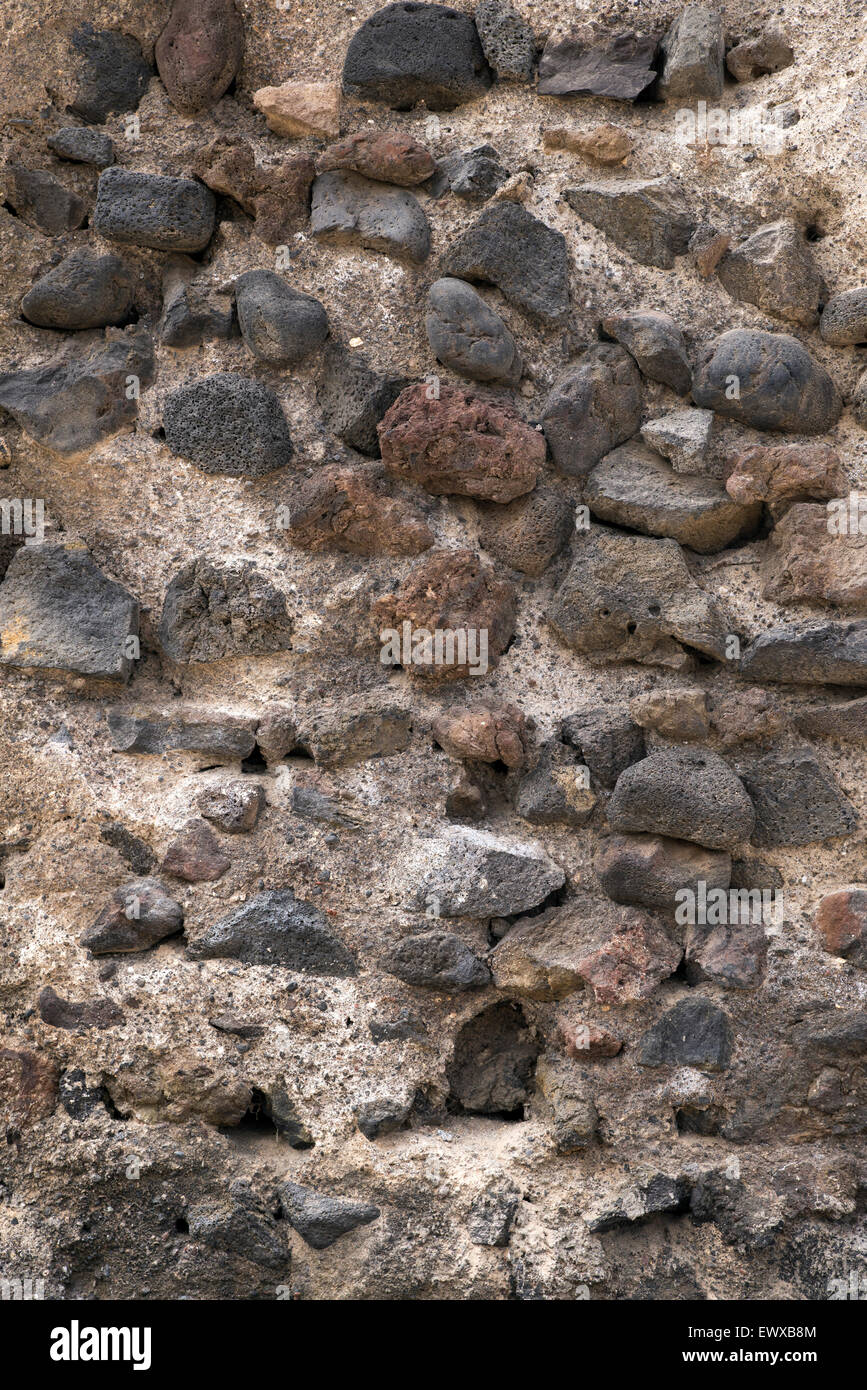 Muro de piedra vieja y gastada Foto de stock