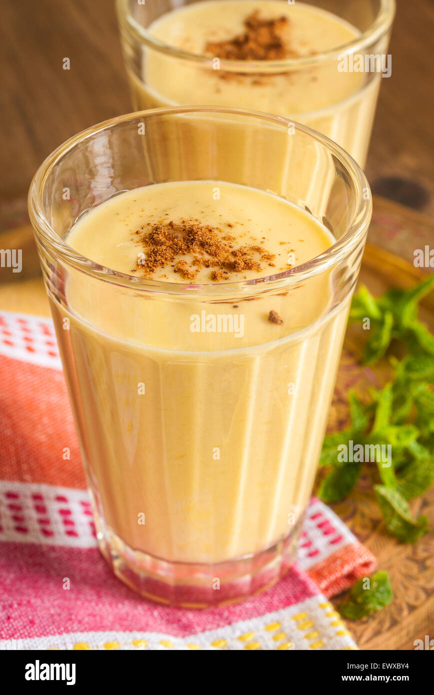 Mango Lassi una popular bebida de yogurt originaria de la India con la fruta del mango Mango Lassi una popular bebida de yogurt originaria de la India con la fruta del mango