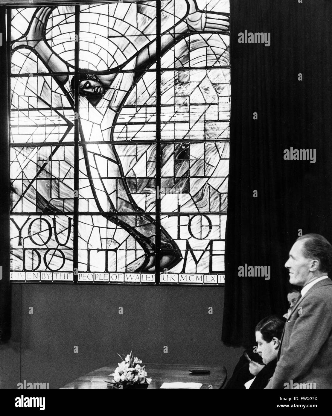 La ventana de Gales para Alabama, Ceremonia, Thomson House, Cardiff, Gales, jueves 4 de febrero de 1965. Presentado por el señor alcalde de Cardiff, Alderman WJ Hartland JP. La vidriera, diseñado por John Petts, fue financiado por donaciones de la Foto de stock