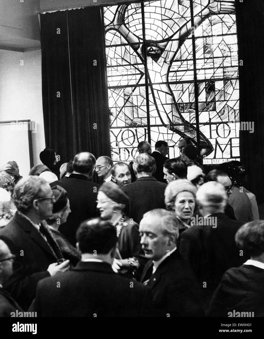 La ventana de Gales para Alabama, Ceremonia, Thomson House, Cardiff, Gales, jueves 4 de febrero de 1965. Presentado por el señor alcalde de Cardiff, Alderman WJ Hartland JP. La vidriera, diseñado por John Petts, fue financiado por donaciones de la Foto de stock