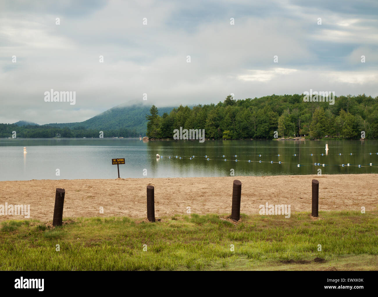 Playa de Lago Sacandaga Moffitt en el Adirondack State Park, Nueva York