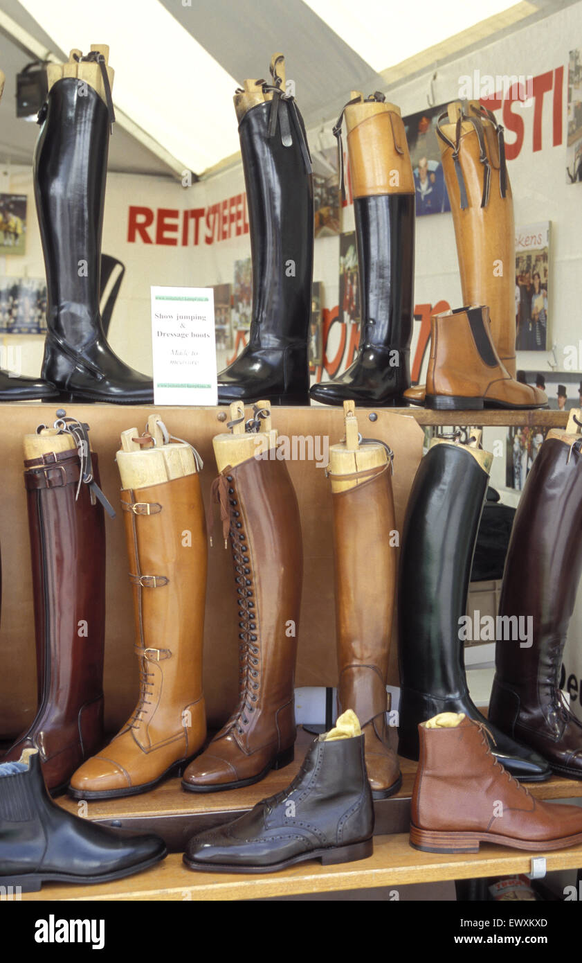 DEU, Alemania, Aquisgrán, CHIO Aachen, cala en frente del estadio, zapatos  y botas hechas a mano. DEU, Deutschland, Aquisgrán, CHIO AAC Fotografía de  stock - Alamy