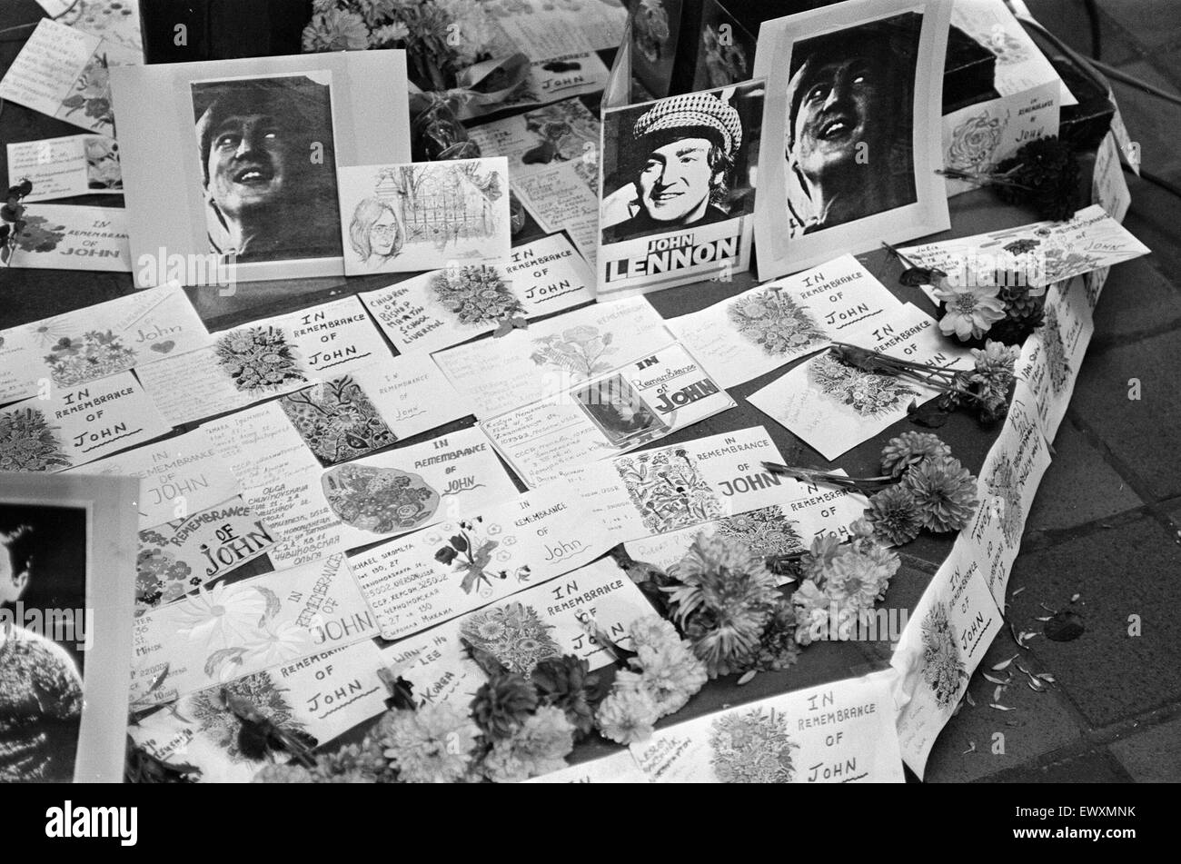 Homenajes a John Lennon, en el aniversario de lo que habría sido su 50 cumpleaños, la caverna paseos Shopping Centre, Liverpool, 9 de octubre de 1990. Foto de stock