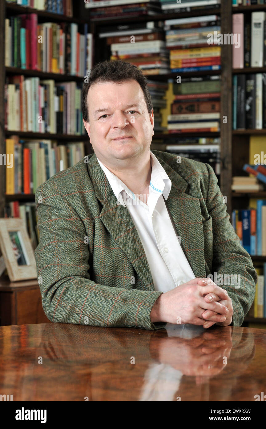 Roger Lewis(b26thFeb 1960) es un académico galés, periodista y biógrafo. Roger dio para arriba el alcohol y se convirtió en el té total en 2012 Foto de stock