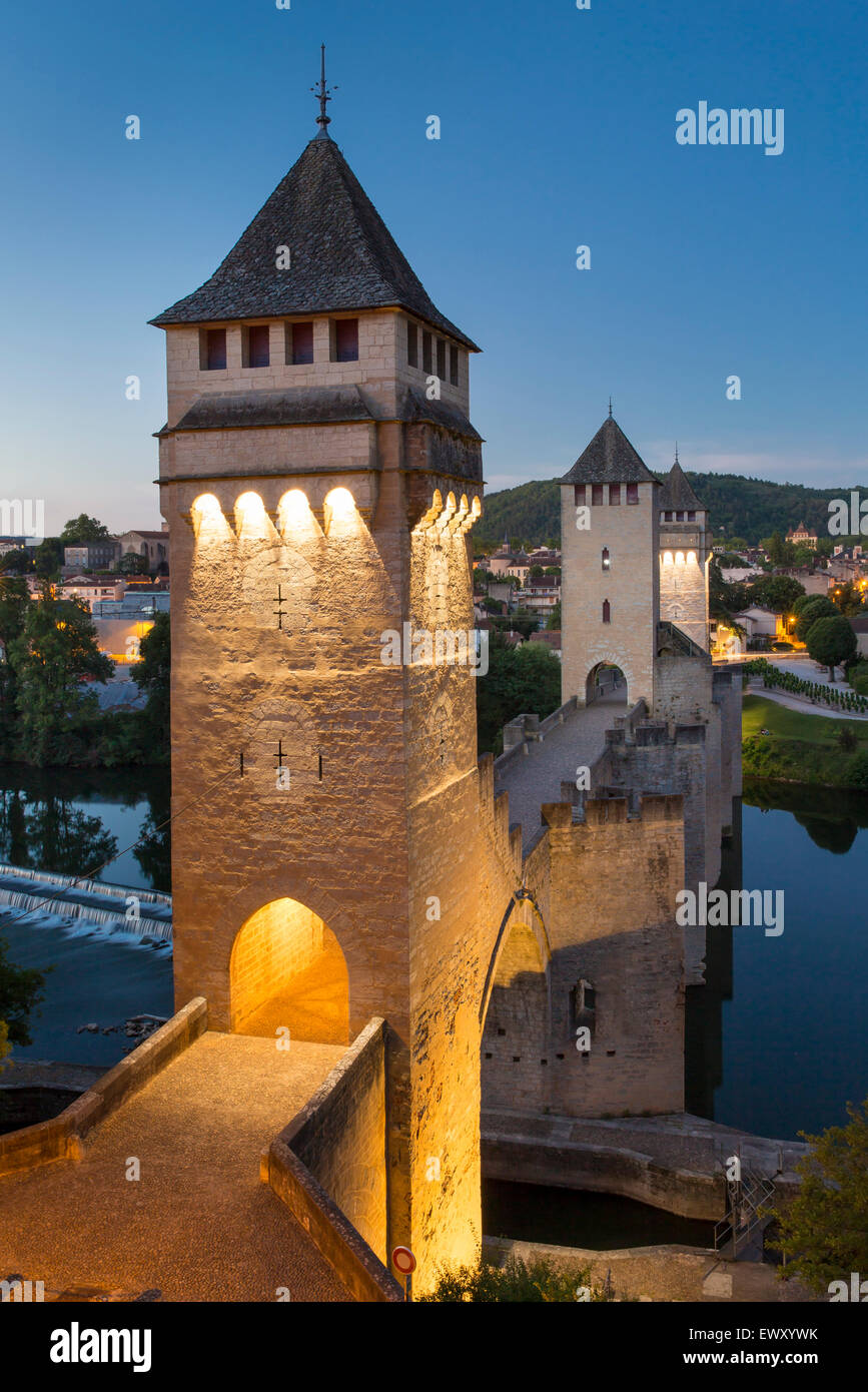 Pont Valentre del siglo XIV y el río Lot en Cahors, midi-Pirineos, Francia Foto de stock