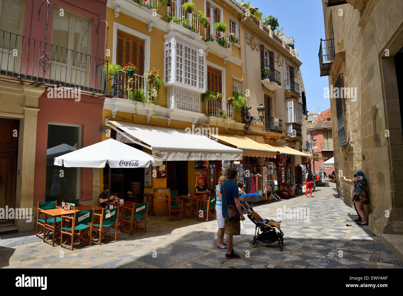 Escena de una calle en el casco antiguo de la ciudad de Málaga, Andalucía, sur de España Foto de stock