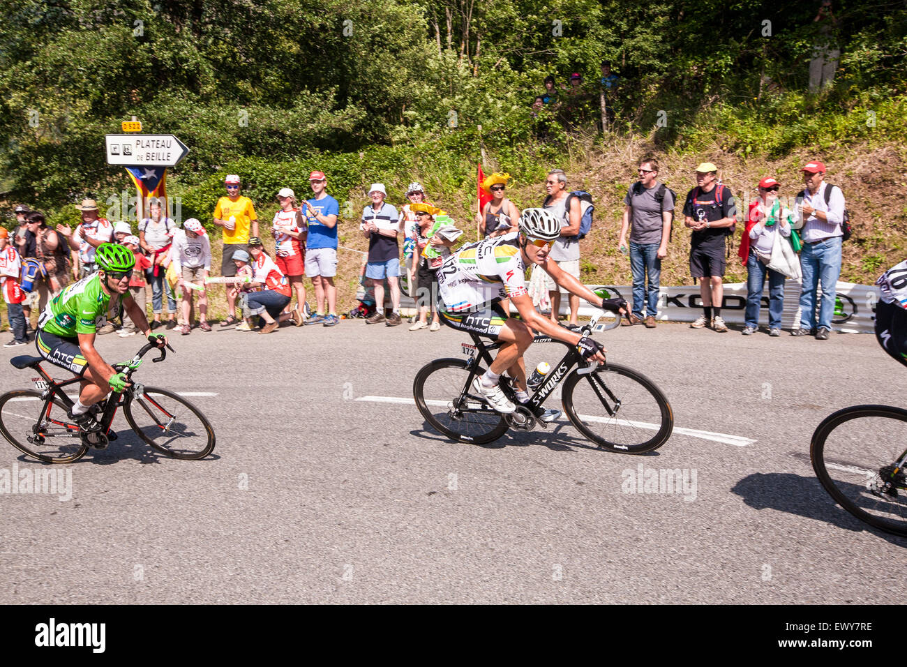 Mark Cavendish, ciclista británico famoso, en jersey verde,ciclo,ciclismo, ayudado por su compañero de equipo, hasta las escarpadas montañas, Plateau de Beille, 1 Foto de stock