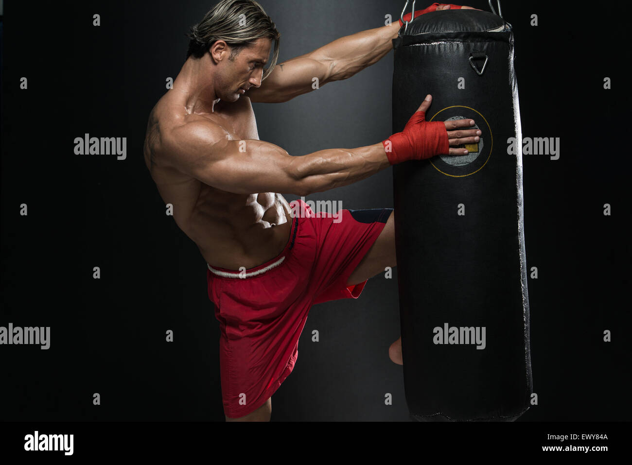 Un hombre con un tatuaje en rojo Guantes boxeo - Boxeo sobre fondo negro:  El concepto de un estilo de vida saludable - La idea para el fi Fotografía  de stock - Alamy