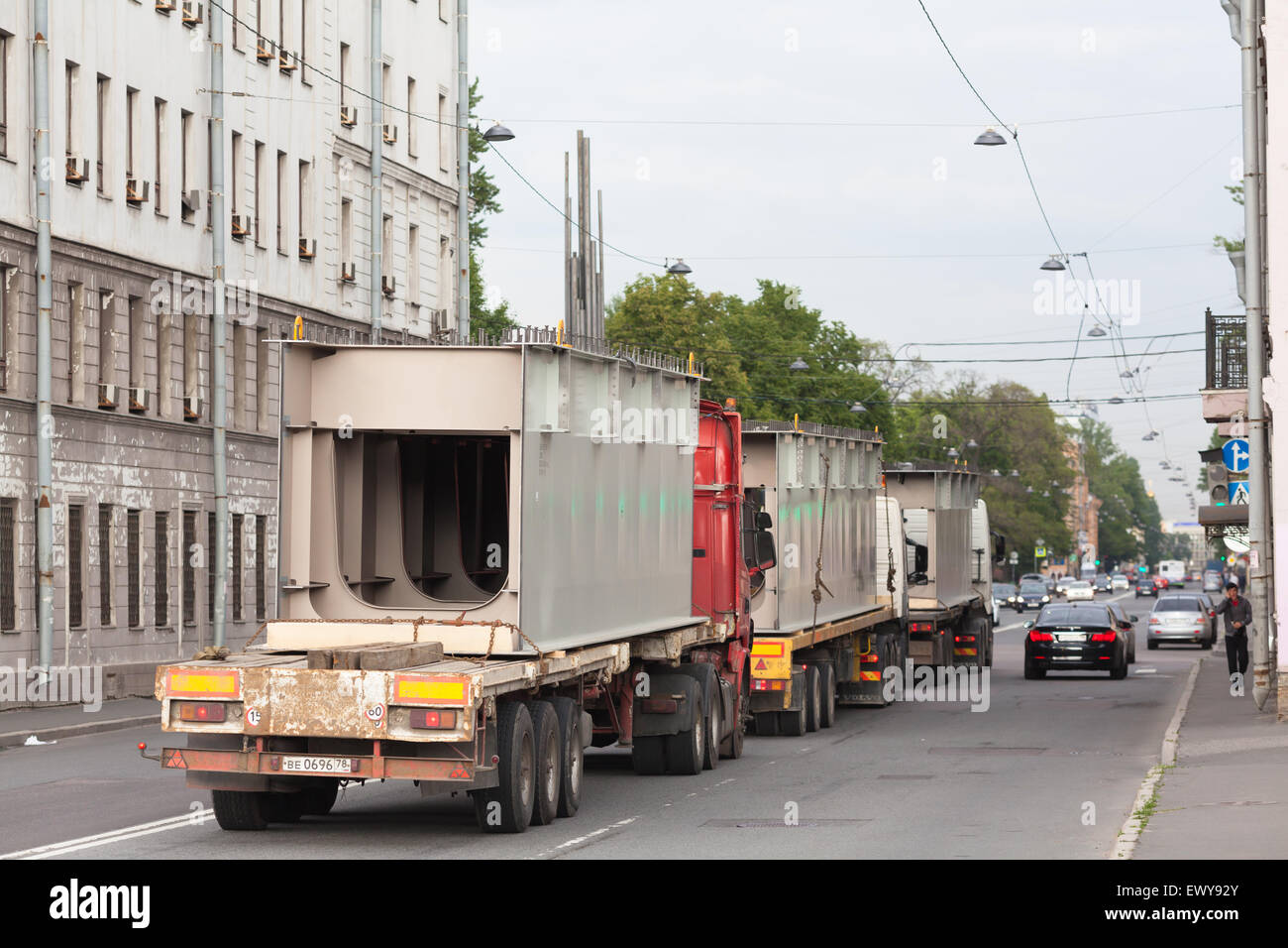 Camiones cargados de construcciones metálicas en Riga Avenue en San Petersburgo. Foto de stock