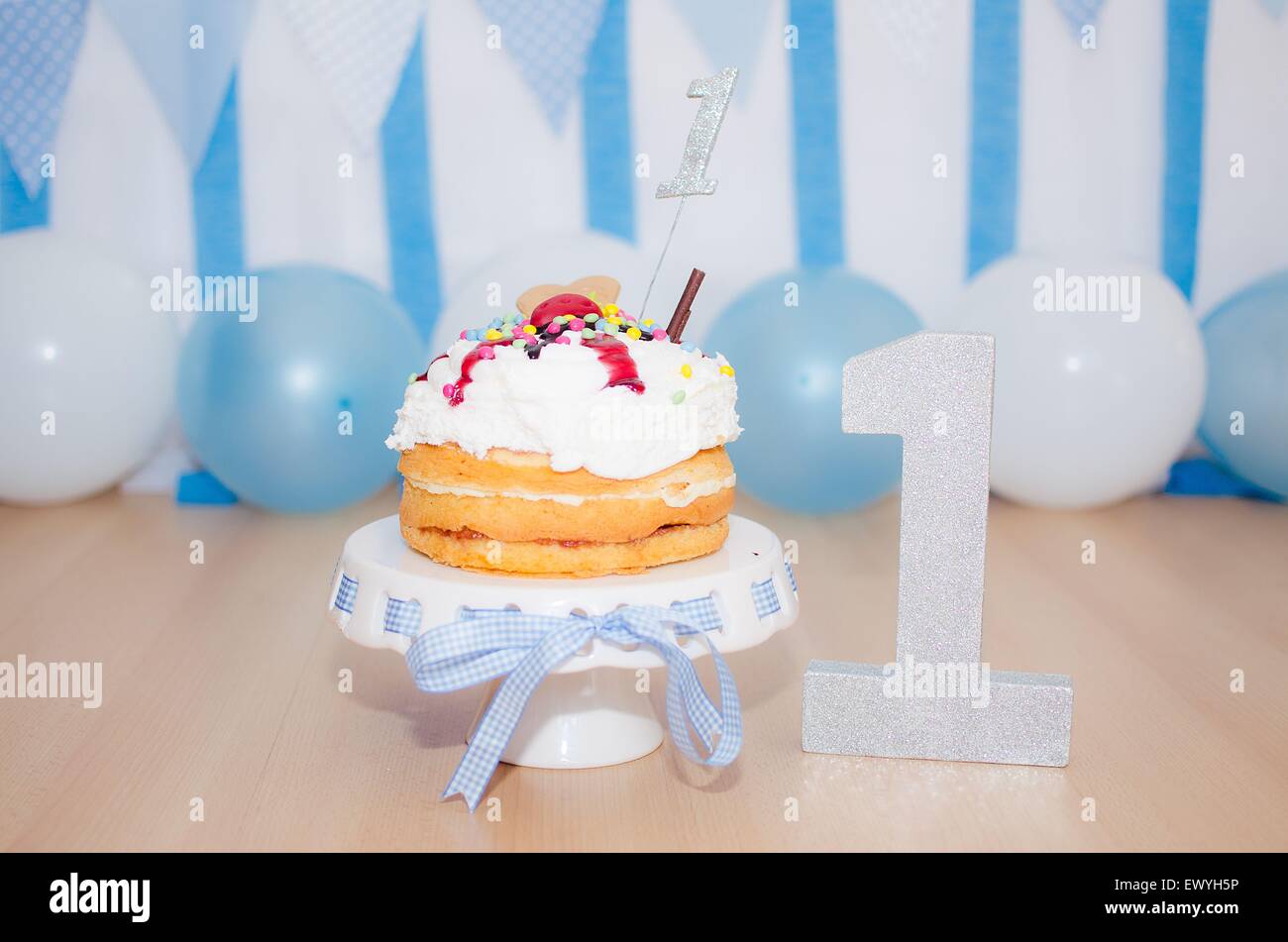 Pastel de cumpleaños 1 año fotografías e imágenes de alta resolución - Alamy