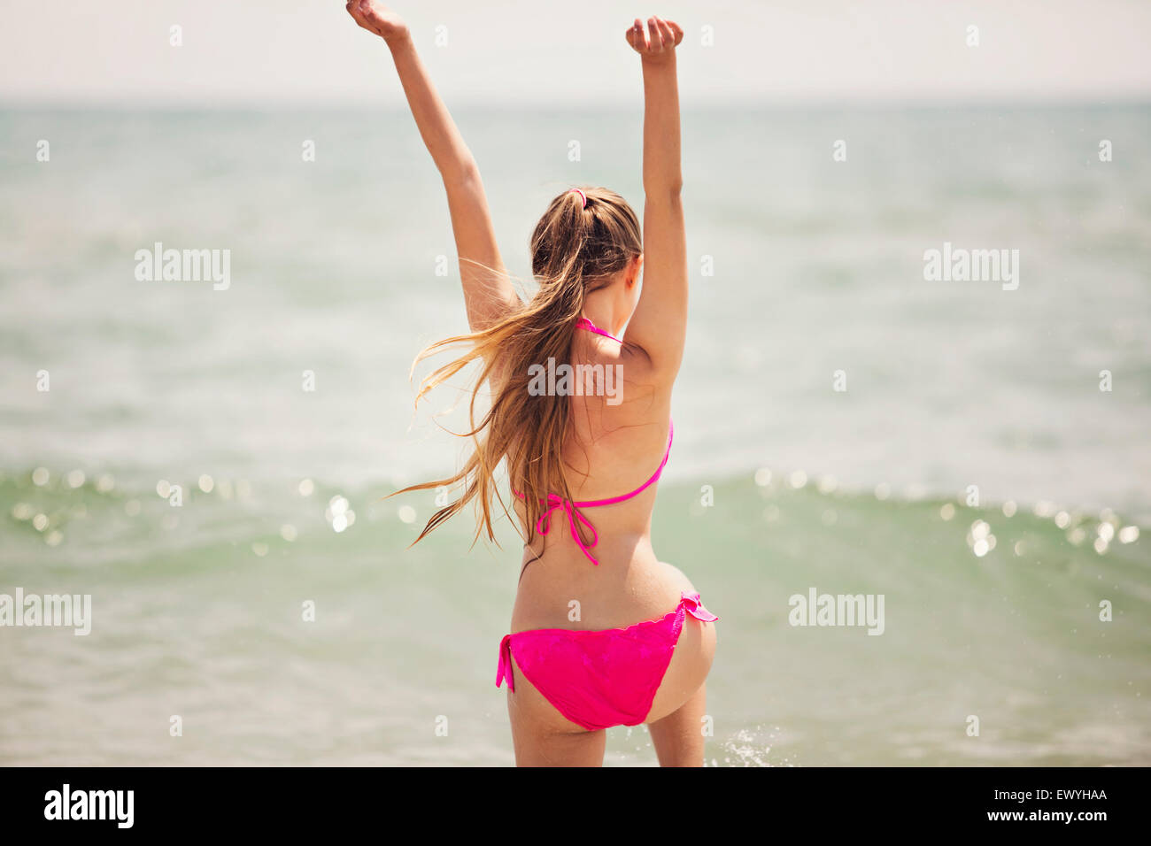 Adolescente saltar en el aire en la playa Foto de stock