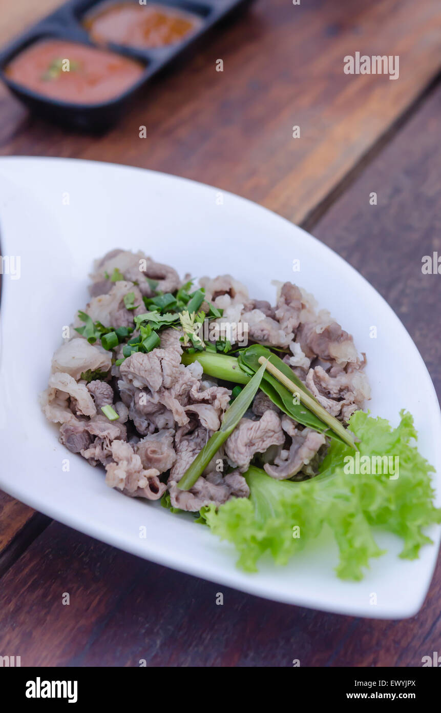 Palidecido carne servida con verduras verdes frescas Foto de stock