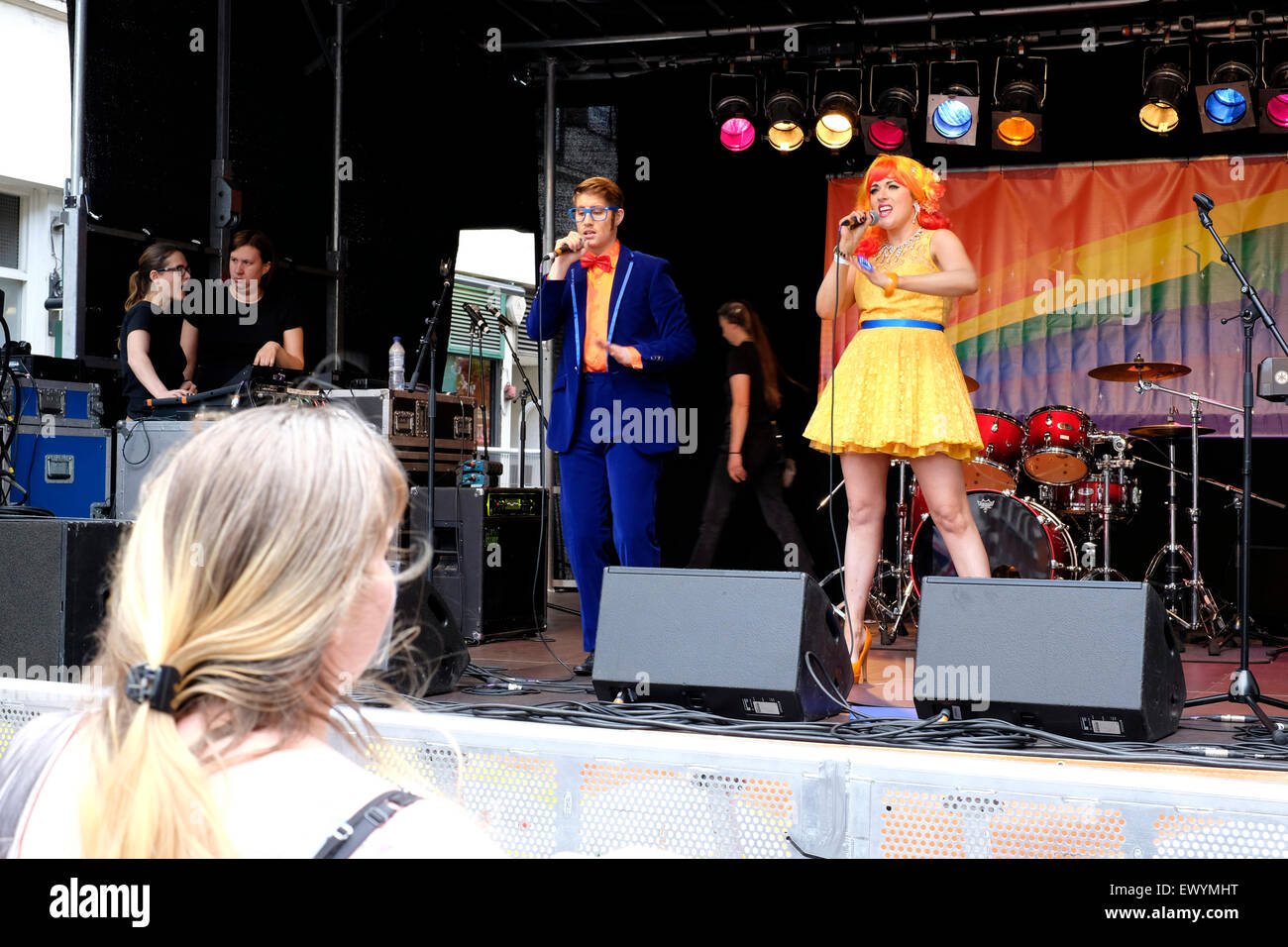 Dos artistas femeninas para actuar en directo en el escenario del orgullo gay en Londres Foto de stock