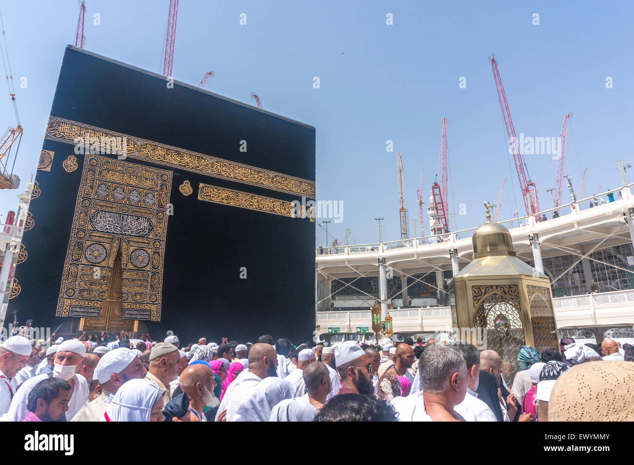 La Meca, en Arabia Saudita- MAR 14, 2015 : la Kaaba y la kiswah (tela que cubre la Kaaba) en Haram Masjidil Foto de stock