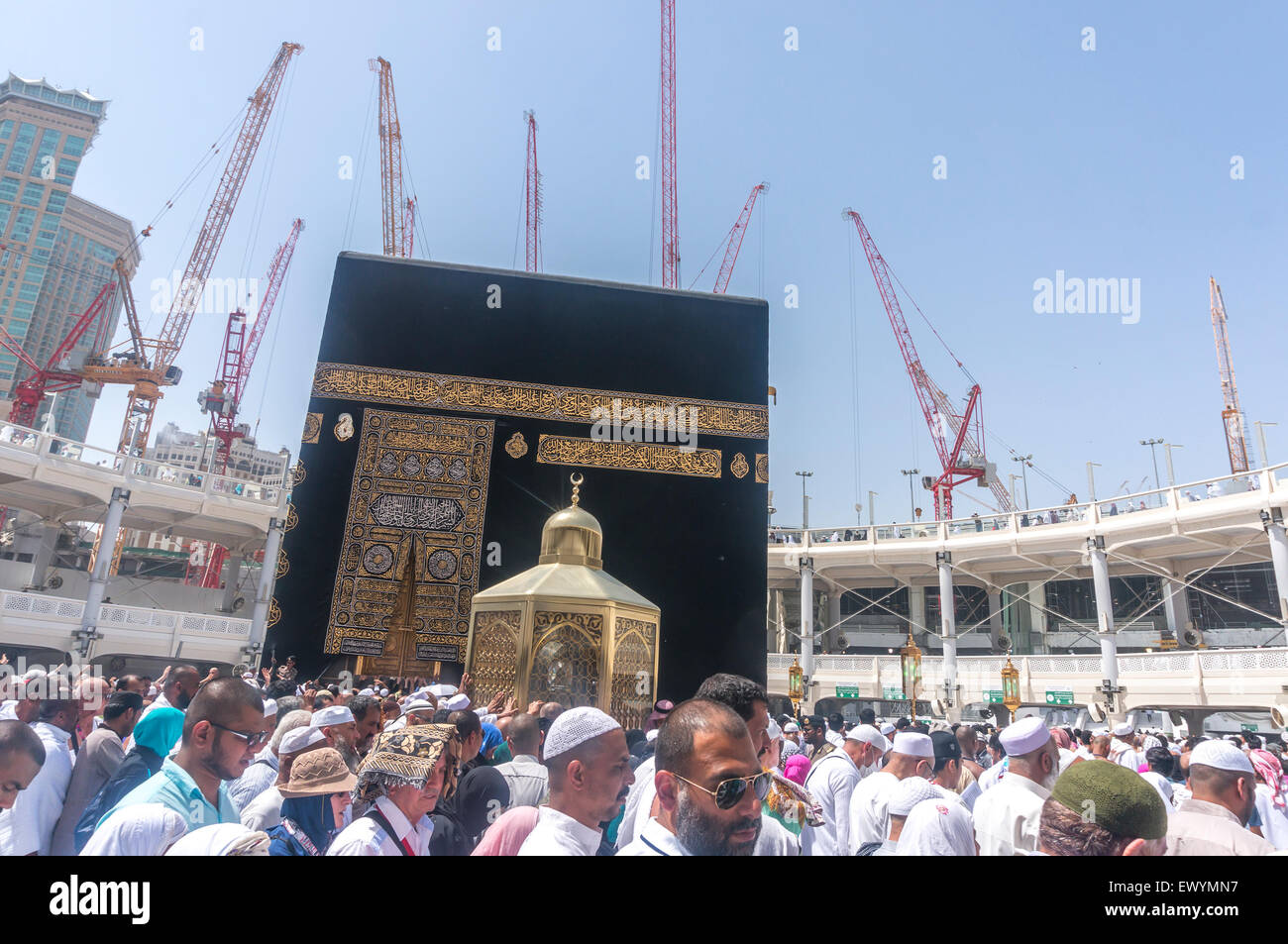 La Meca, en Arabia Saudita- MAR 14, 2015 : la Kaaba y la kiswah (tela que cubre la Kaaba) en Haram Masjidil Foto de stock