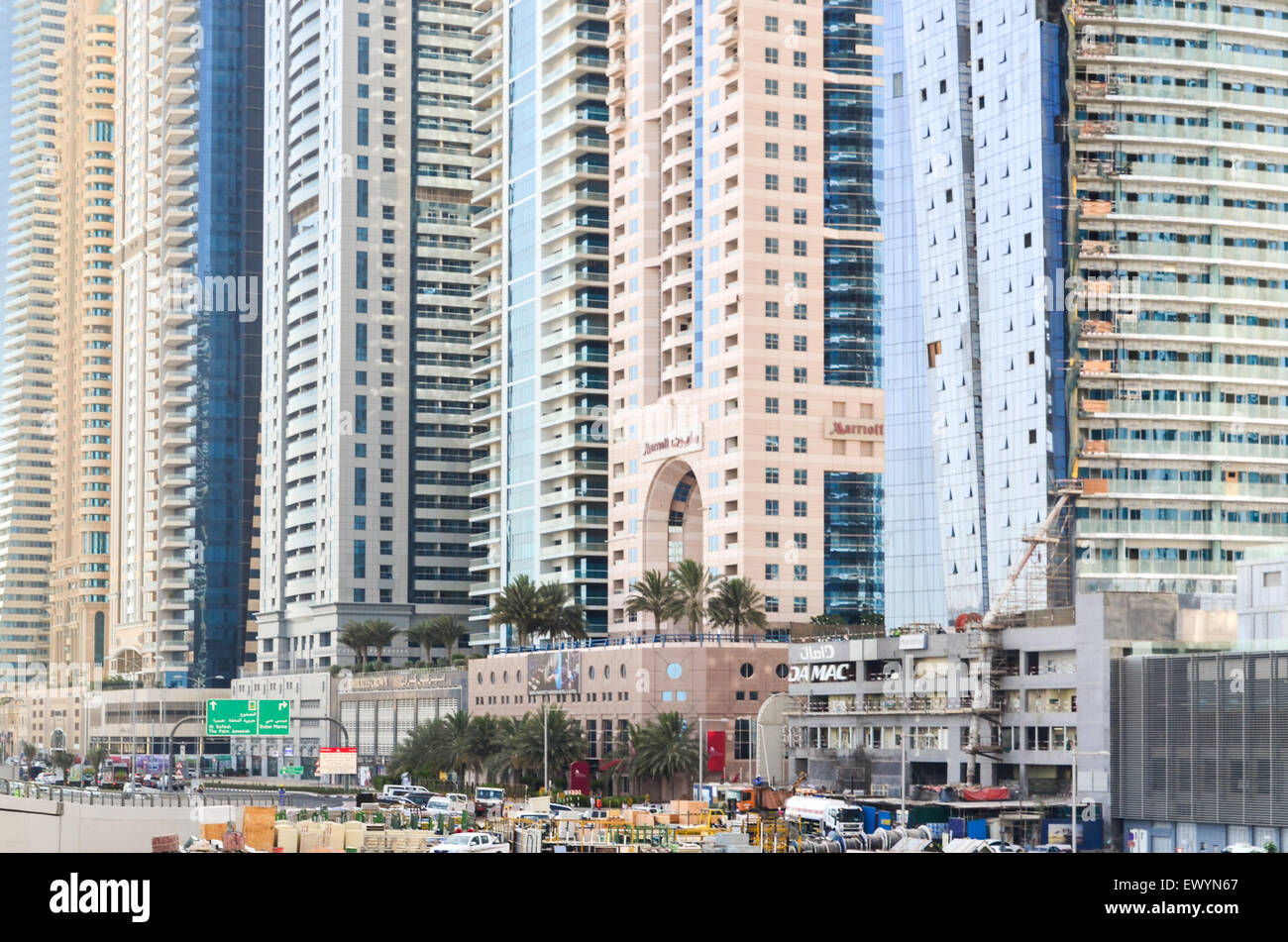 Base del bloque más alto en el mundo - Puerto deportivo de Dubai, Emiratos Árabes Unidos, con varios rascacielos un promedio de 400 m de altura Foto de stock
