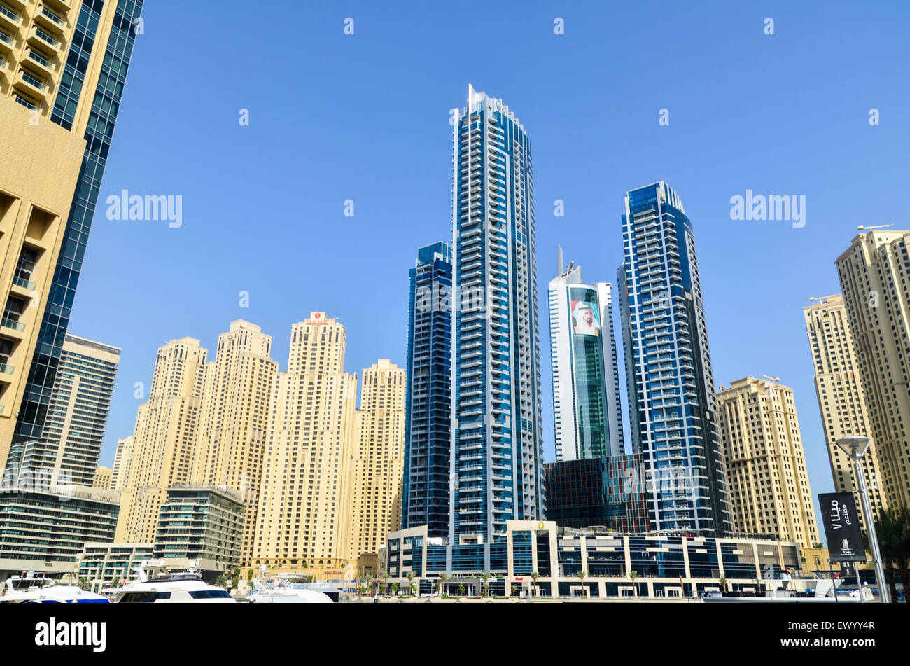 Futurista y edificios altos, las torres y los hoteles del puerto deportivo de Dubai, Emiratos Árabes Unidos Foto de stock