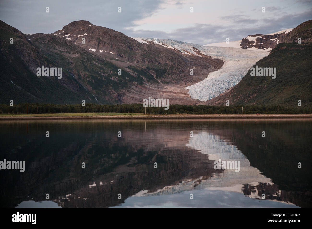 Vista del fiordo y de los glaciares de montaña a medianoche, Bodo Foto de stock