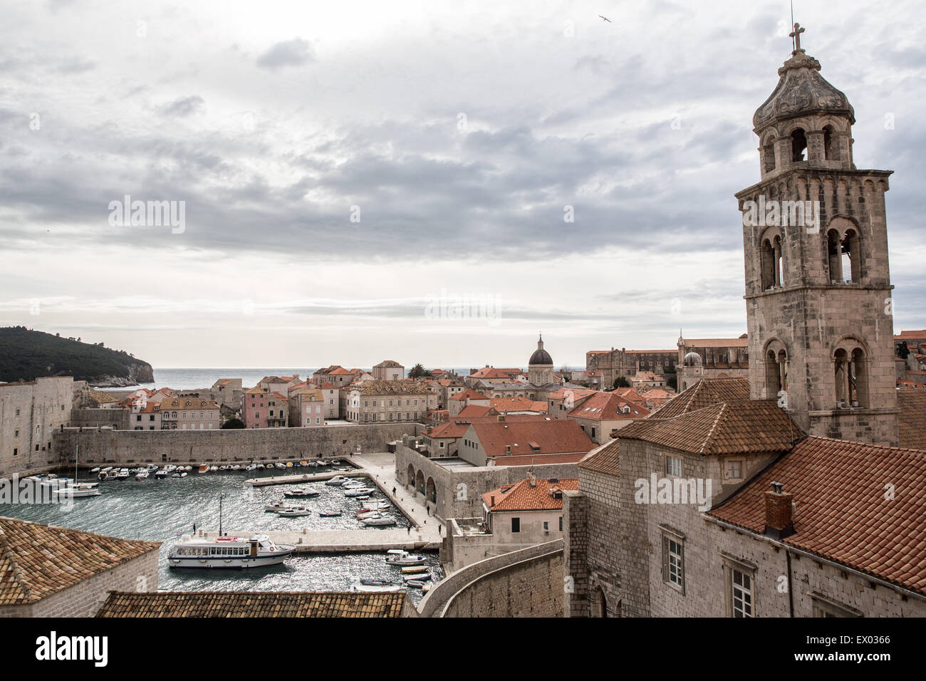 Vista de la ciudad vieja y el puerto de Dubrovnik, Croacia Foto de stock