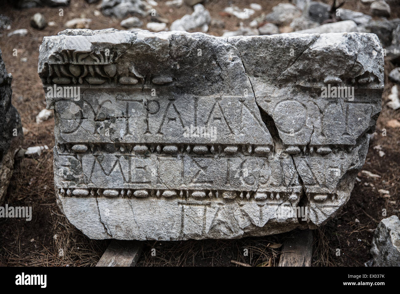 Fragmento de inscripción de piedra en ruinas antiguas, Phaselis Turquía, Vía Lycian, Turquía Foto de stock