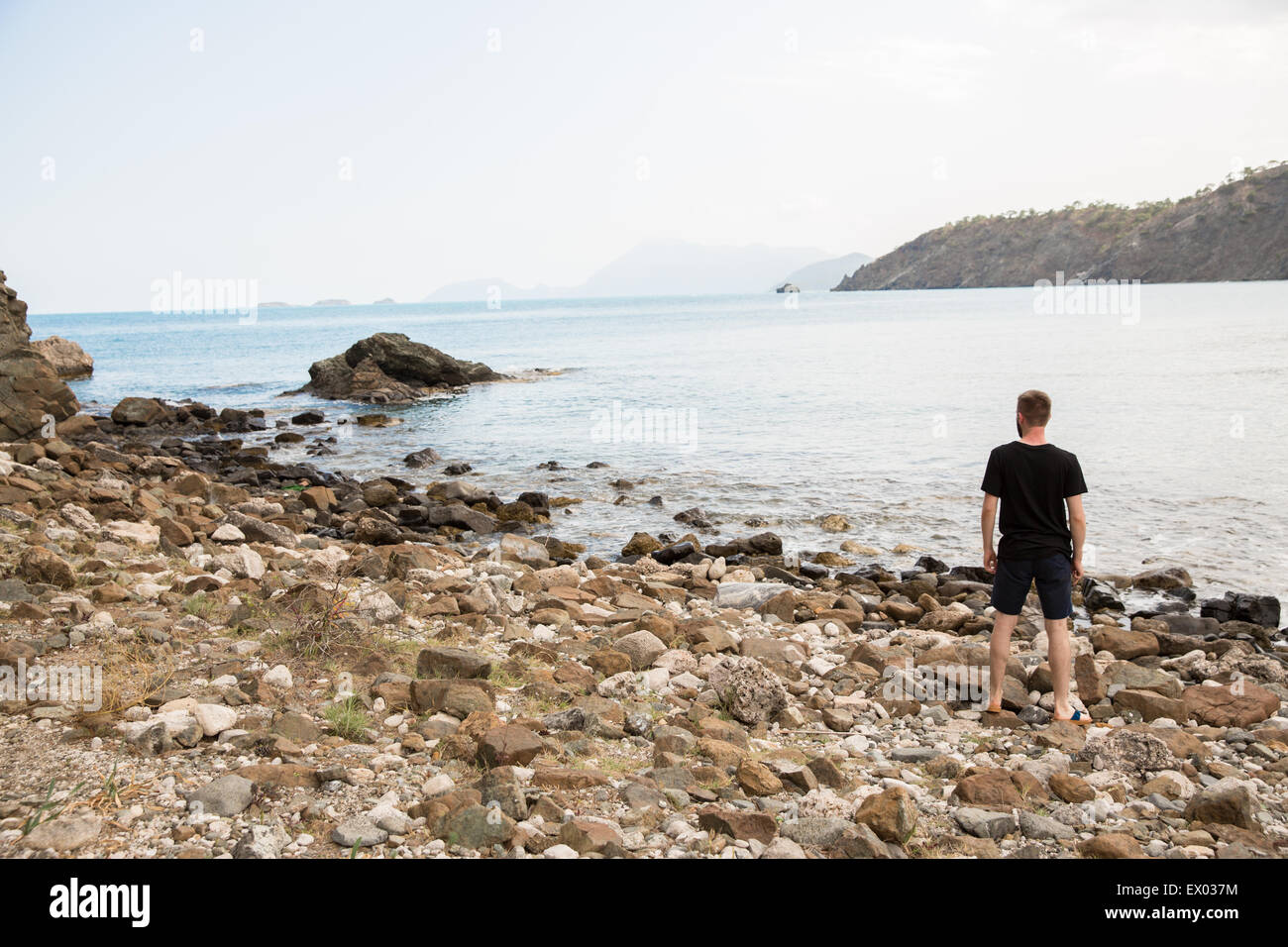 Hombre mirando hacia fuera de la costa en Phaselis, Vía Lycian, Turquía Foto de stock