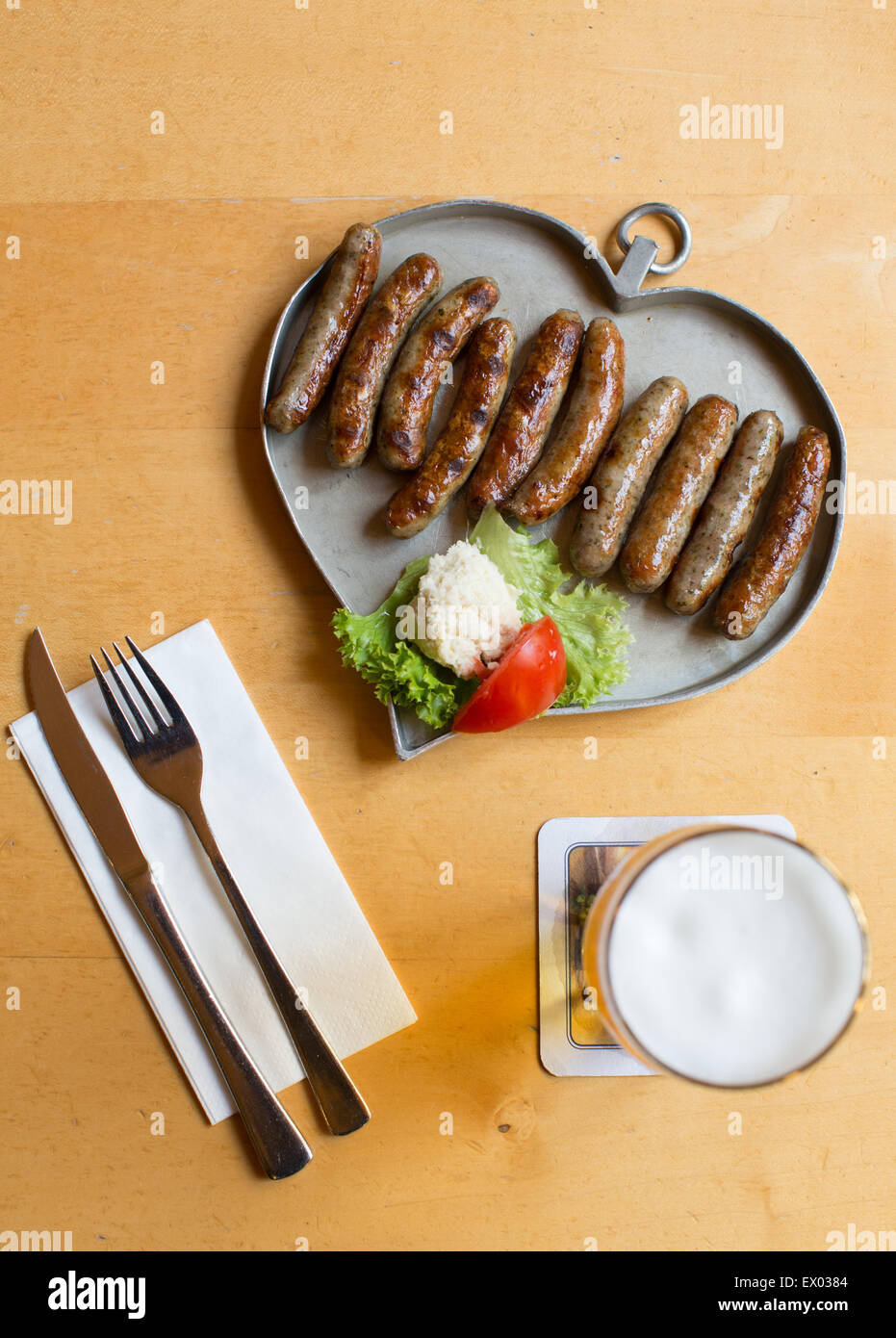 Tabla con salchichas en bandeja en forma de corazón, Nuremberg, Alemania Foto de stock