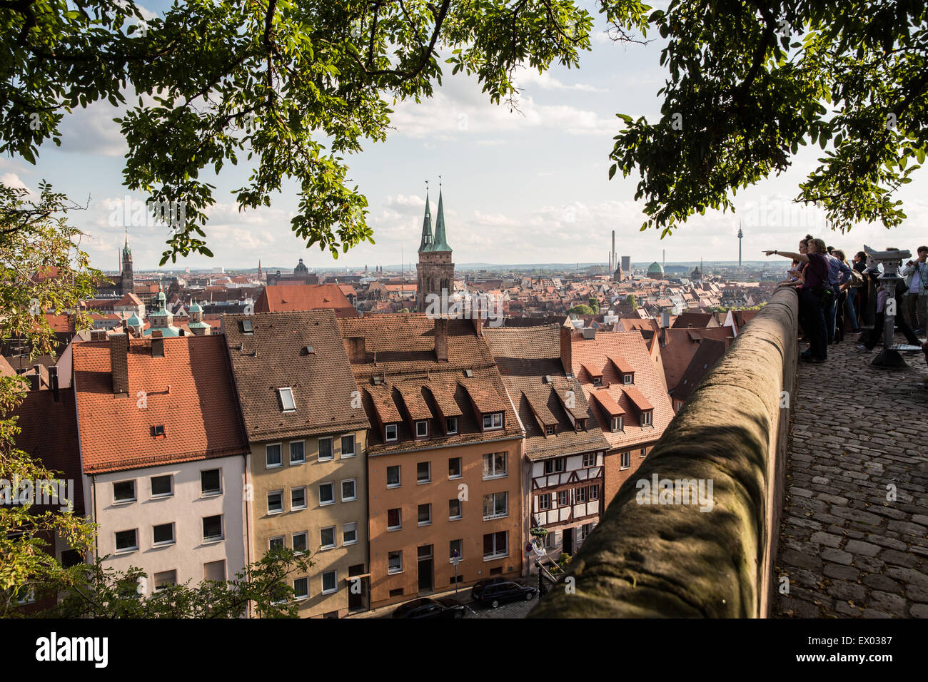 Grupo de turistas viendo la ciudad vieja, Nuremberg, Alemania Foto de stock