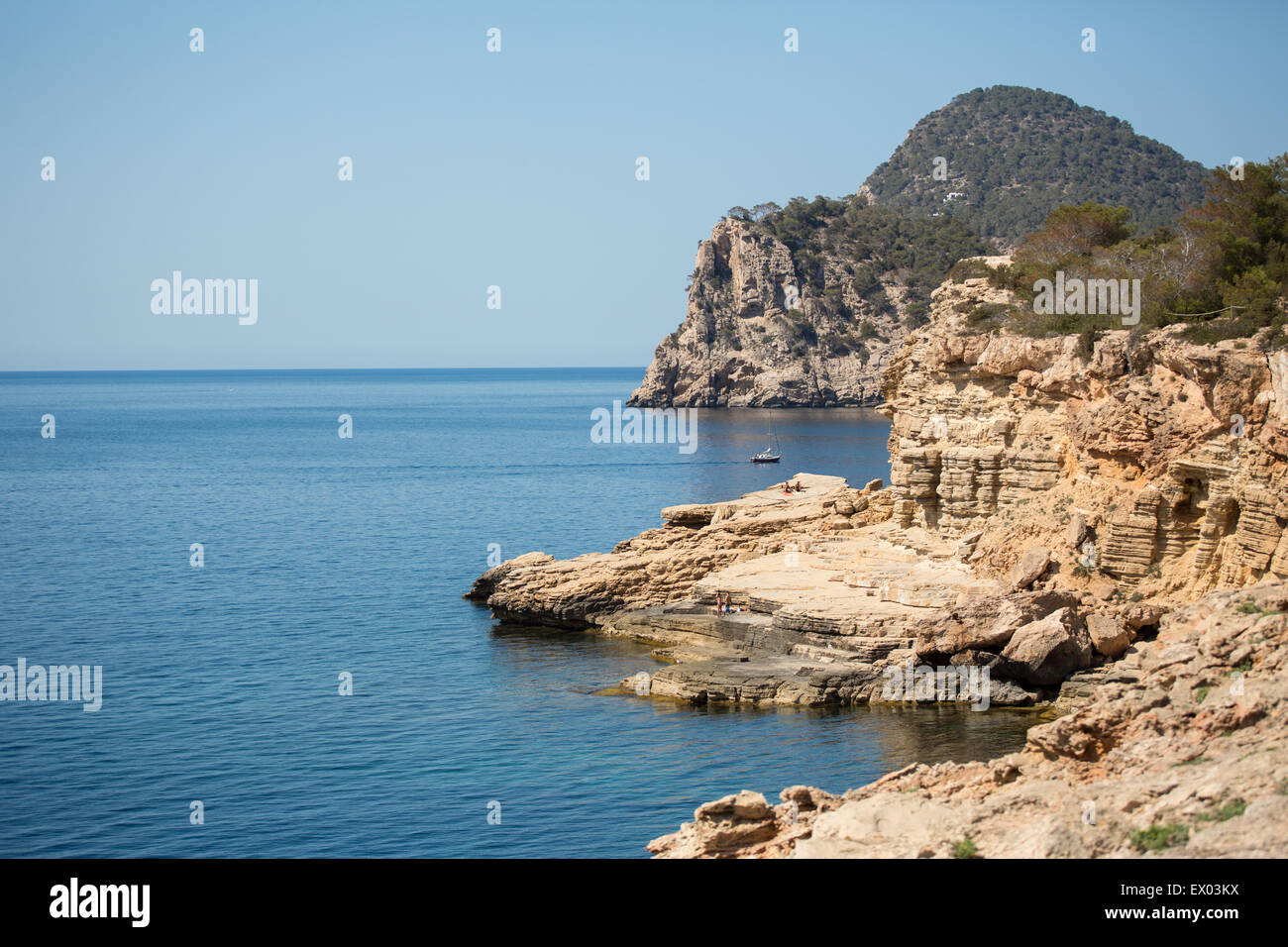 Vista de los acantilados y costa rocosa, Ibiza, España Foto de stock