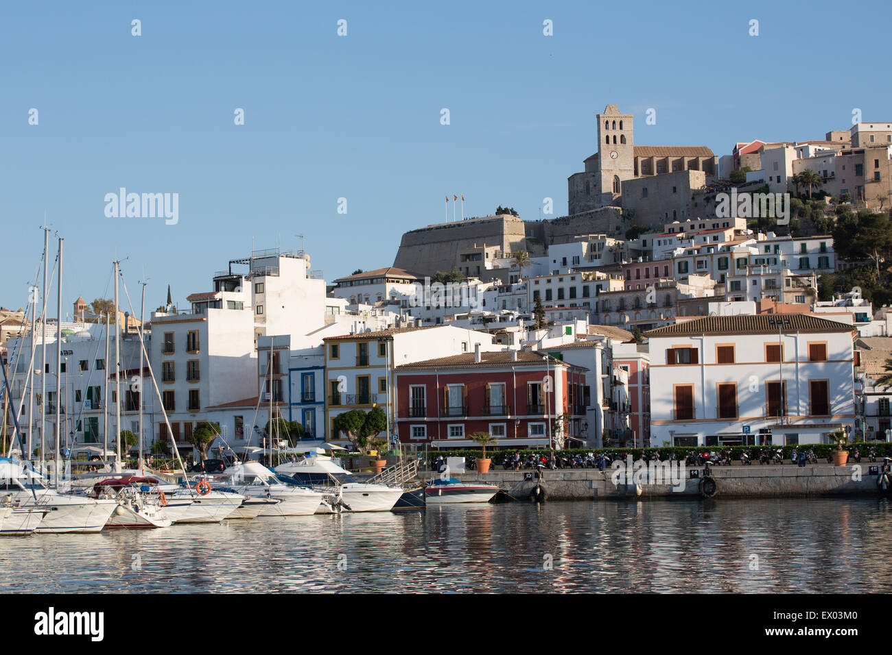 Vista del viejo puerto de la ciudad de Ibiza, España Foto de stock