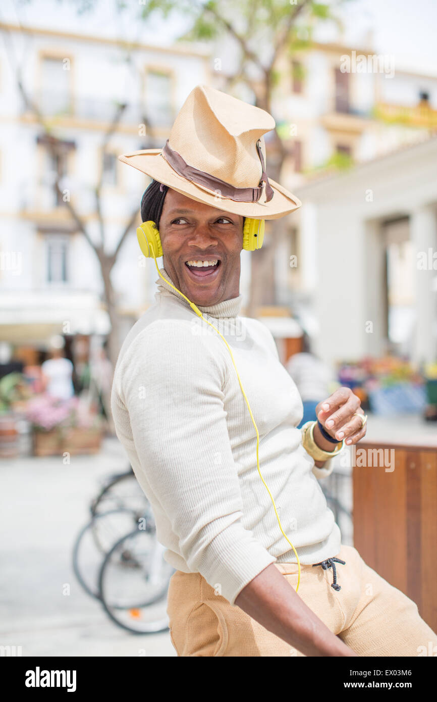 Retrato del hombre escuchar auriculares, Ibiza, España Foto de stock