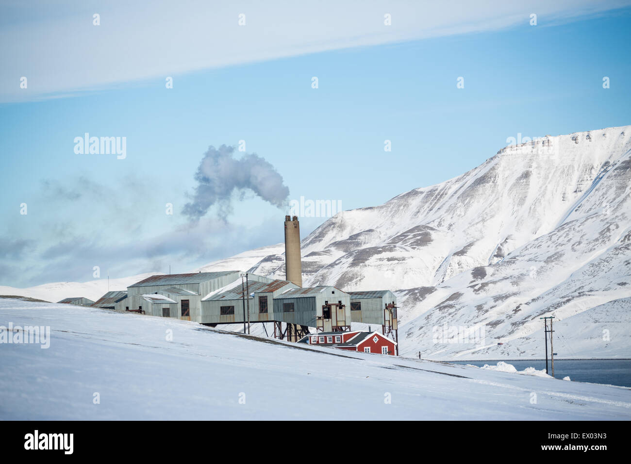 Vista de fábrica y montañas, Longyearbyen, Svalbard, Noruega Foto de stock