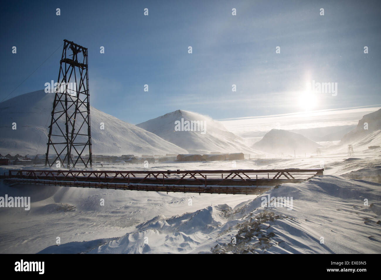 Vista del puente en el paisaje nevado, Longyearbyen, Svalbard, Noruega Foto de stock