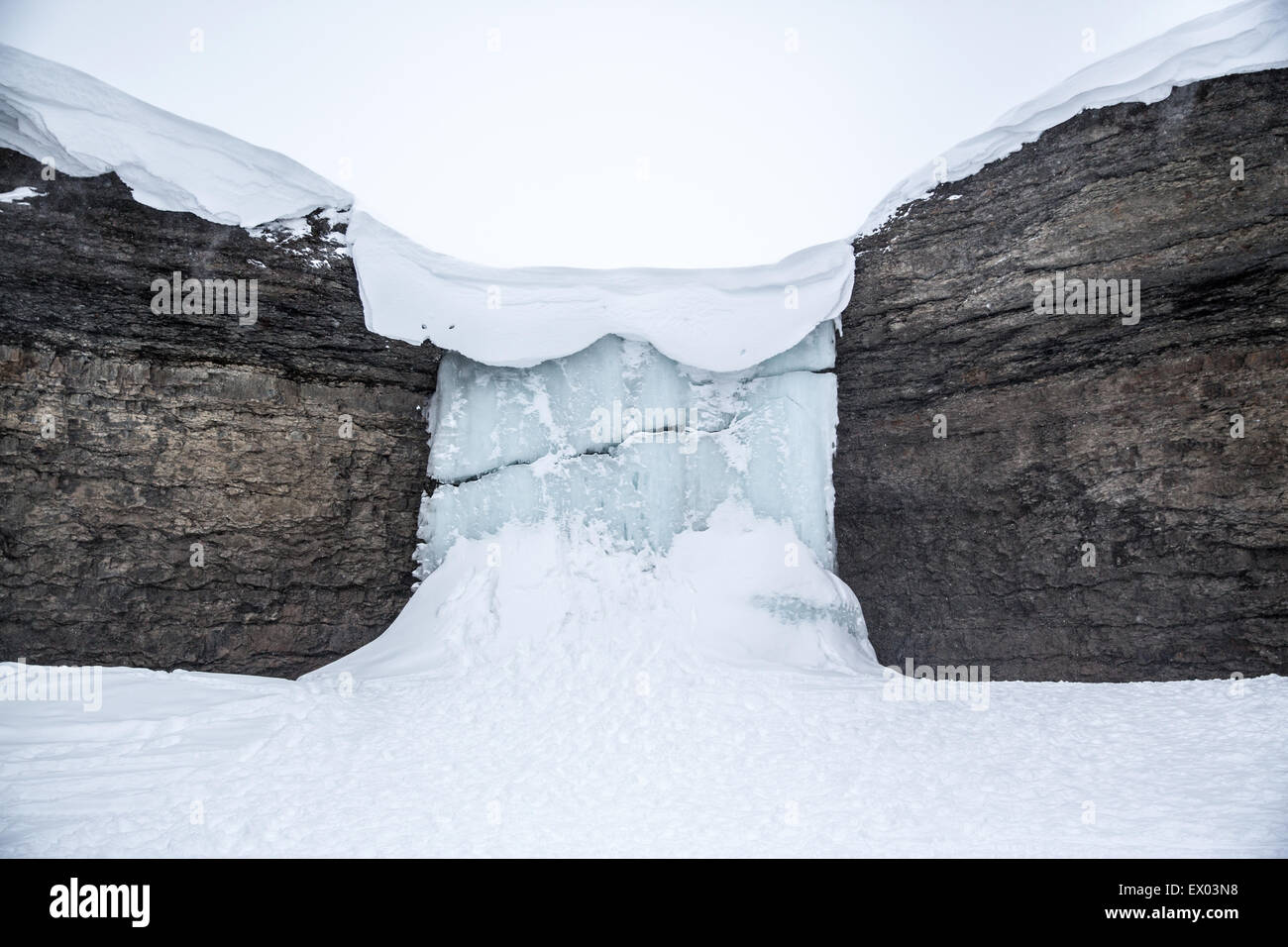 Vista de la cascada congelada entre rock, Svalbard, Noruega Foto de stock