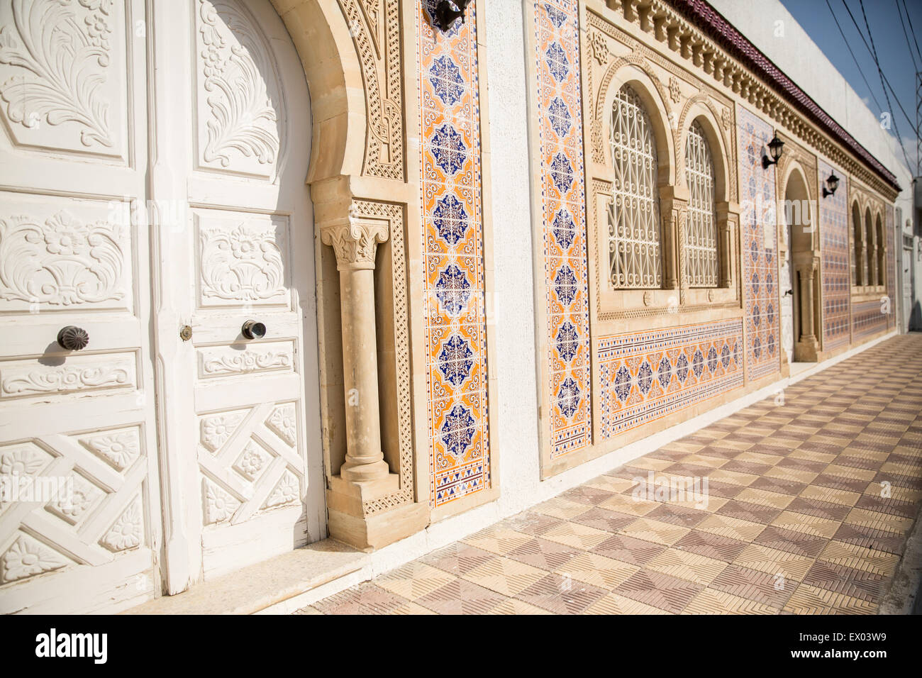 Edificio tradicional con azulejos, exterior de El Jem, Túnez Foto de stock