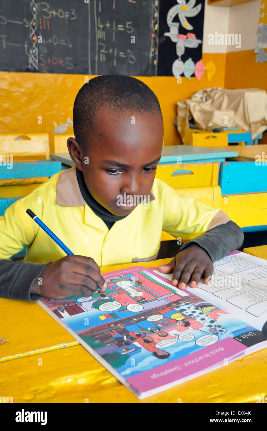 Arthur , Nguewou démi élève 6 ans et à la grande sección inglesa à l'école primaire et maternelle les Pyramide du Quartier Ekié Foto de stock