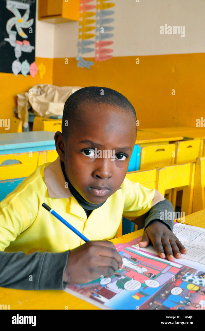 Arthur , Nguewou démi élève 6 ans et à la grande sección inglesa à l'école primaire et maternelle les Pyramide du Quartier Ekié Foto de stock