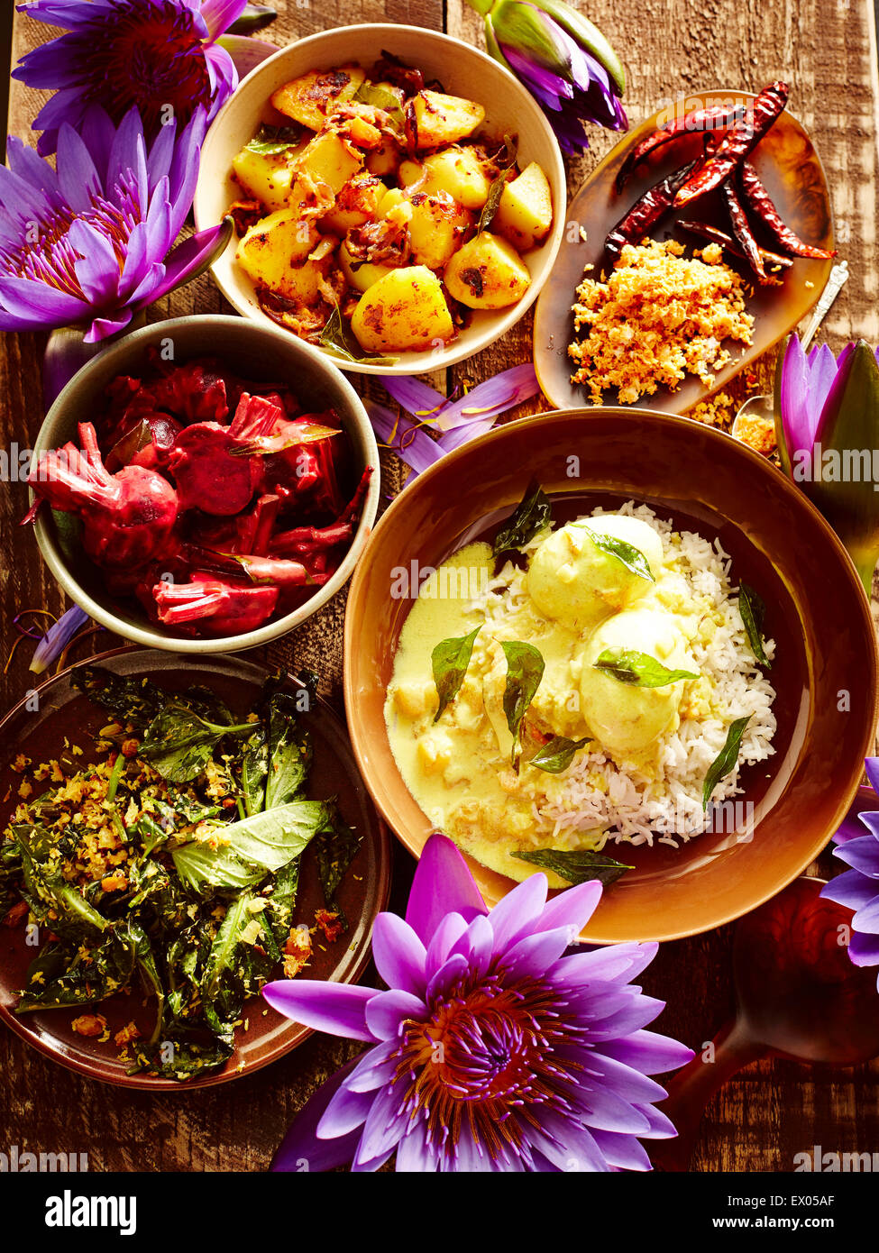 Bodegón con cuencos de Sri Lanka curry de huevo y platos secundarios Foto de stock