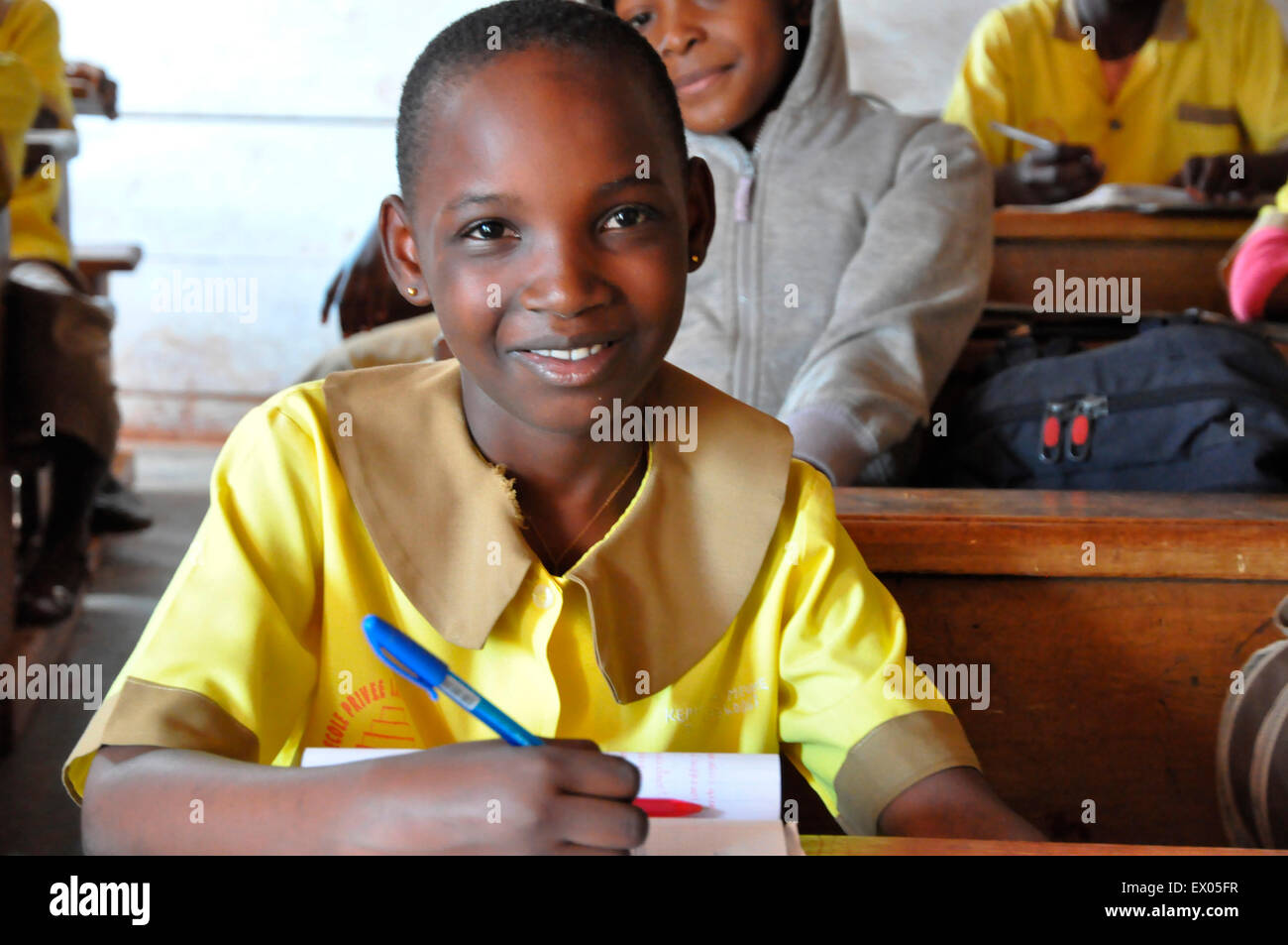 Mégane Wélako , 9 ans au élève CM1 à l'école primaire et maternelle les Pyramide du Quartier Ekié Foto de stock