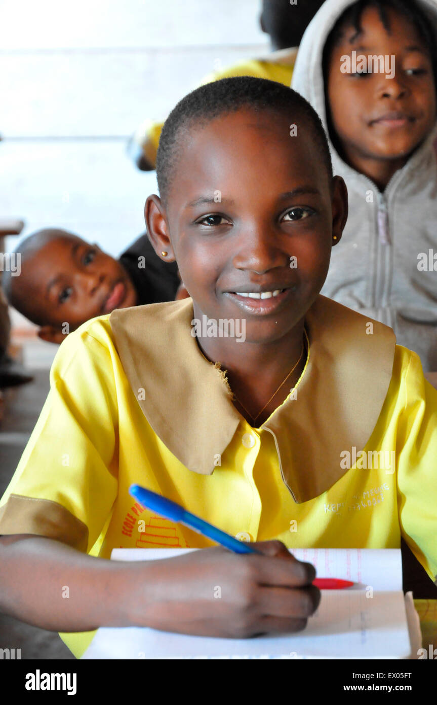 Mégane Wélako , 9 ans au élève CM1 à l'école primaire et maternelle les Pyramide du Quartier Ekié Foto de stock