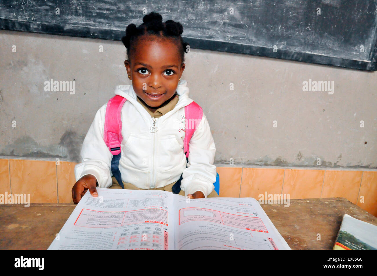 Magne Princesse , 5 ans élève à la petite sección à l'école primaire et maternelle les Pyramide du Quartier Ekié Foto de stock