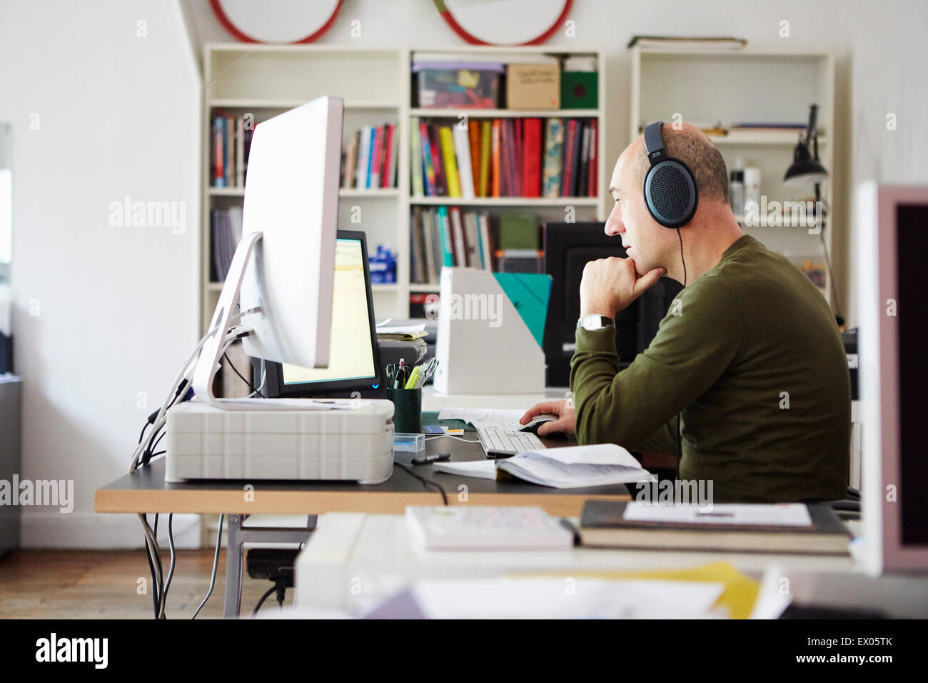 Hombre maduro trabajan en creative studio usando audífonos Foto de stock