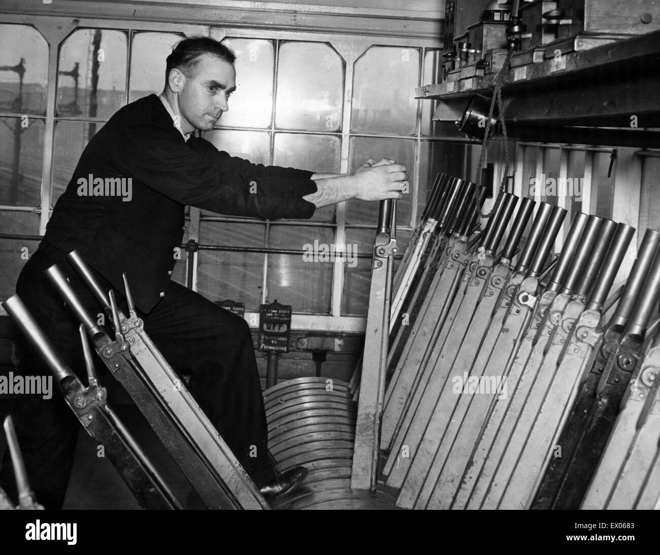 Signalman, trabajando en su caja de señales, Circa 1960. Foto de stock