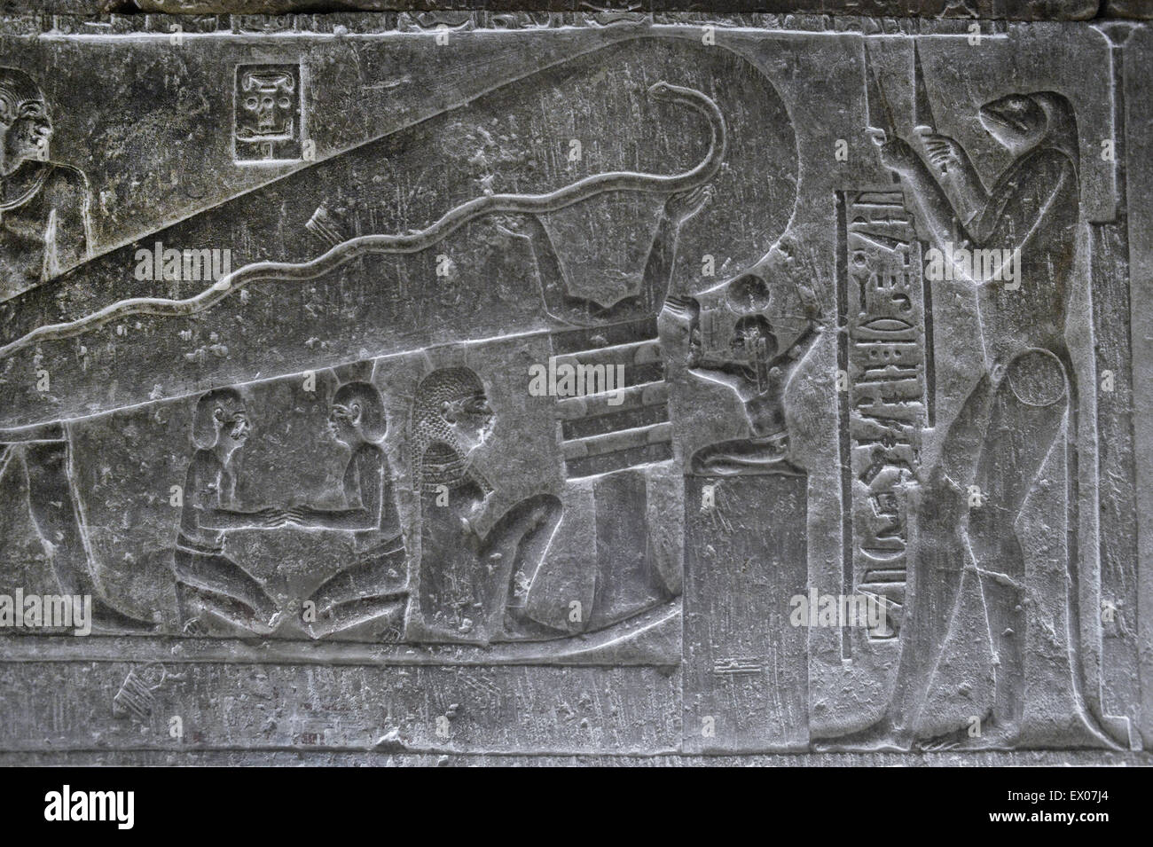 Egipto Dendera, templo dedicado a la diosa Hathor. Vista de los llamados "  Lámparas de Dendera' en relieves en el interior del templo Fotografía de  stock - Alamy