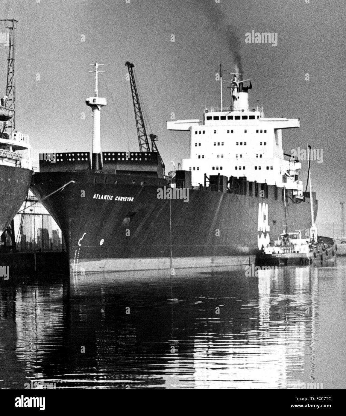 El Atlantic Conveyor, un buque de la marina mercante británica, que fue requisado durante la Guerra de las Malvinas. Ella fue golpeada el 25 de mayo de 1982 por dos argentinos aire lanzó misiles Exocet AM39, matando a 12 marineros. Circa 1980. Foto de stock