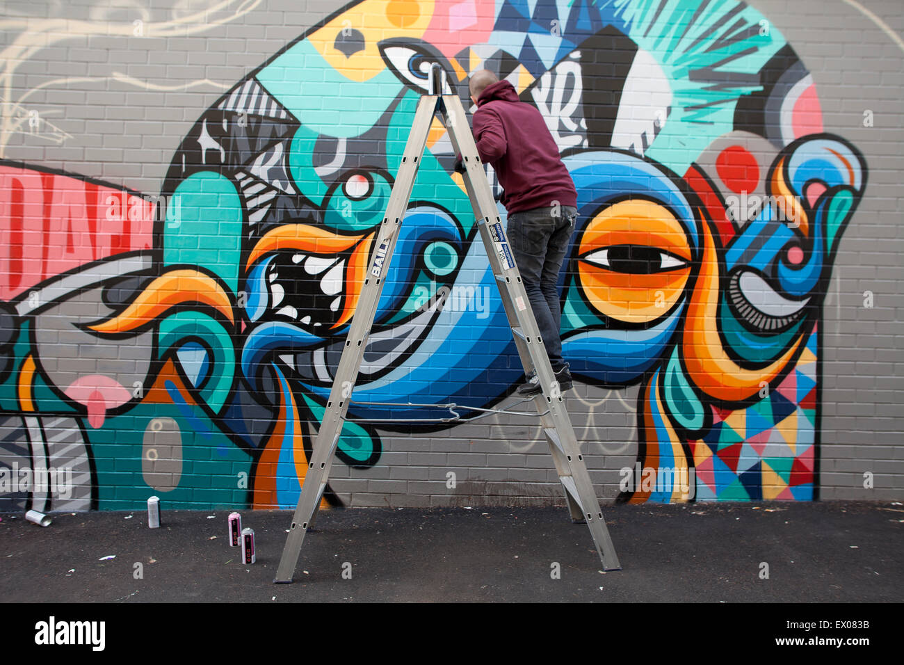 Artistas de la calle Graffiti pintar un mural en Australia Fotografía de  stock - Alamy